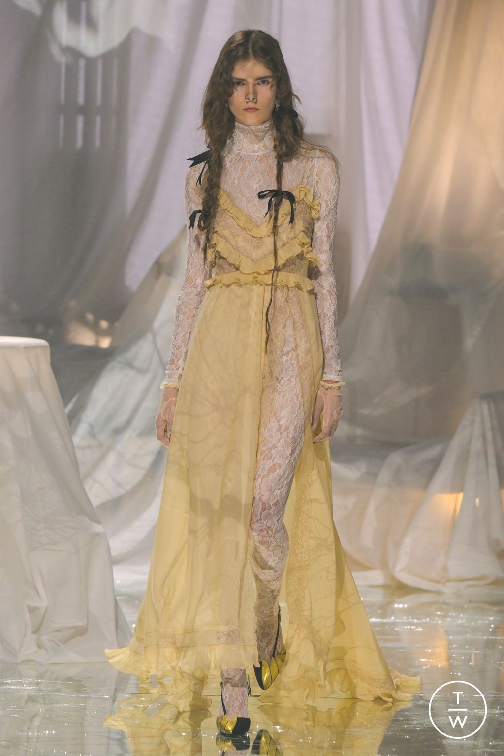 Fashion Week Paris Spring/Summer 2025 look 26 from the Valentino collection womenswear
