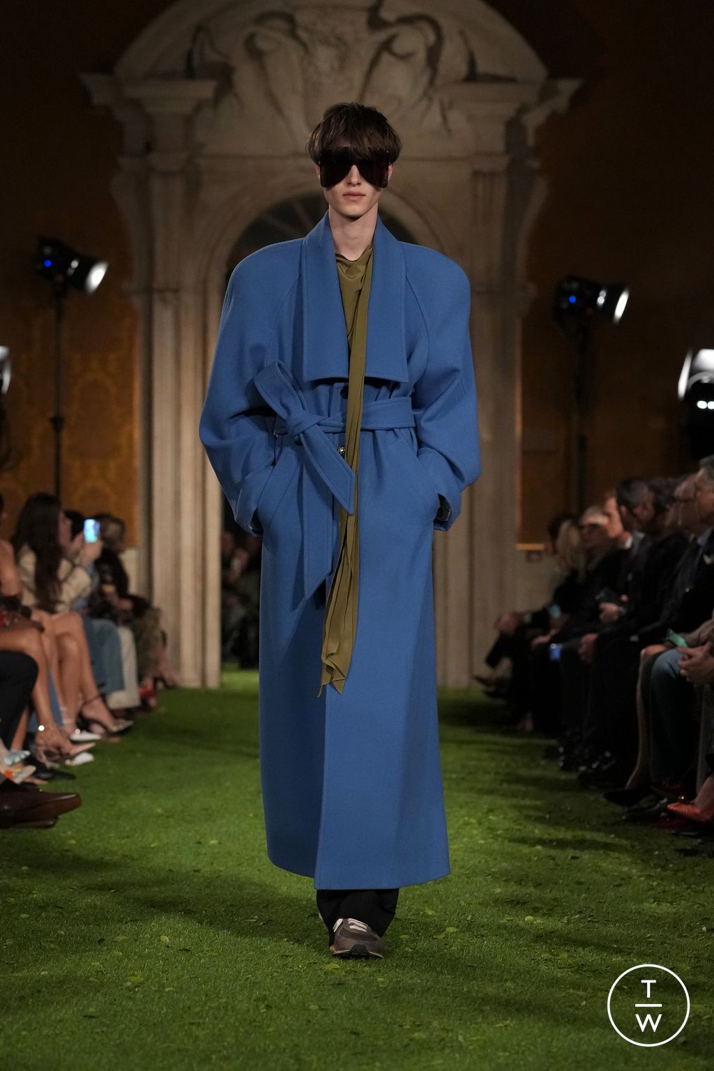 Fashion Week Paris Fall/Winter 2026 look 26 from the Valentino collection womenswear
