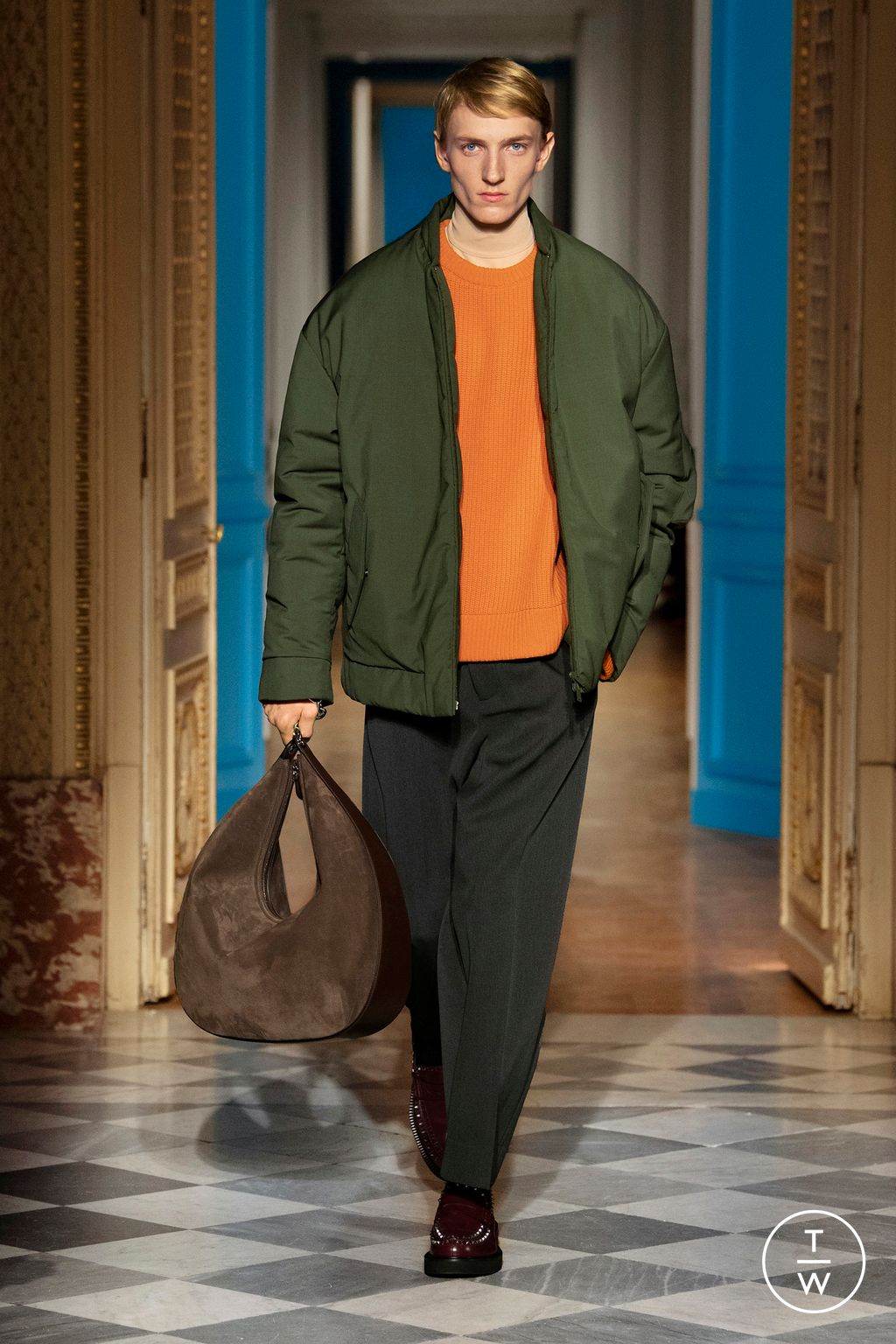Fashion Week Paris Fall/Winter 2024 look 26 from the Valentino collection menswear