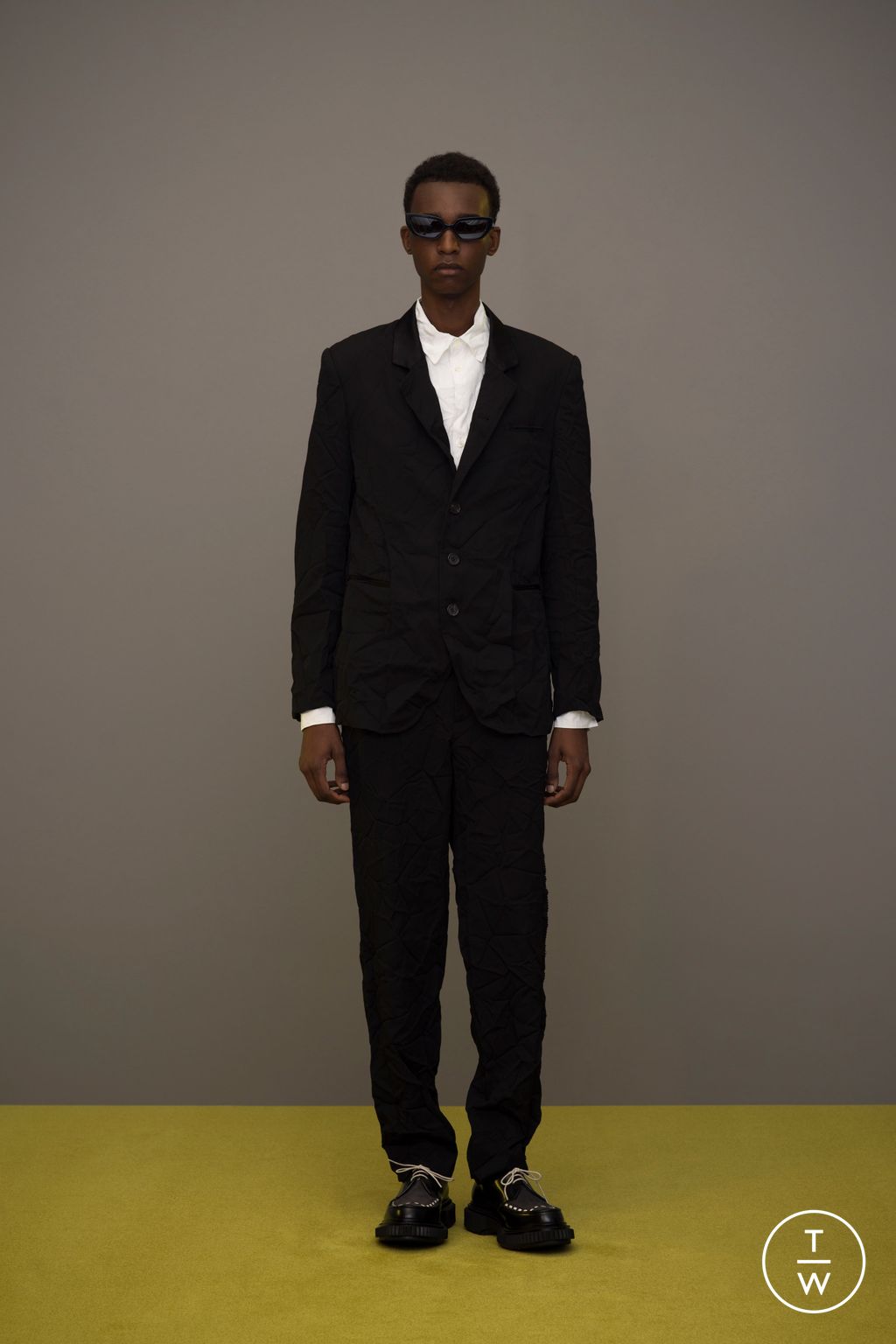 Fashion Week Paris Fall/Winter 2023 look 33 from the Undercover collection menswear