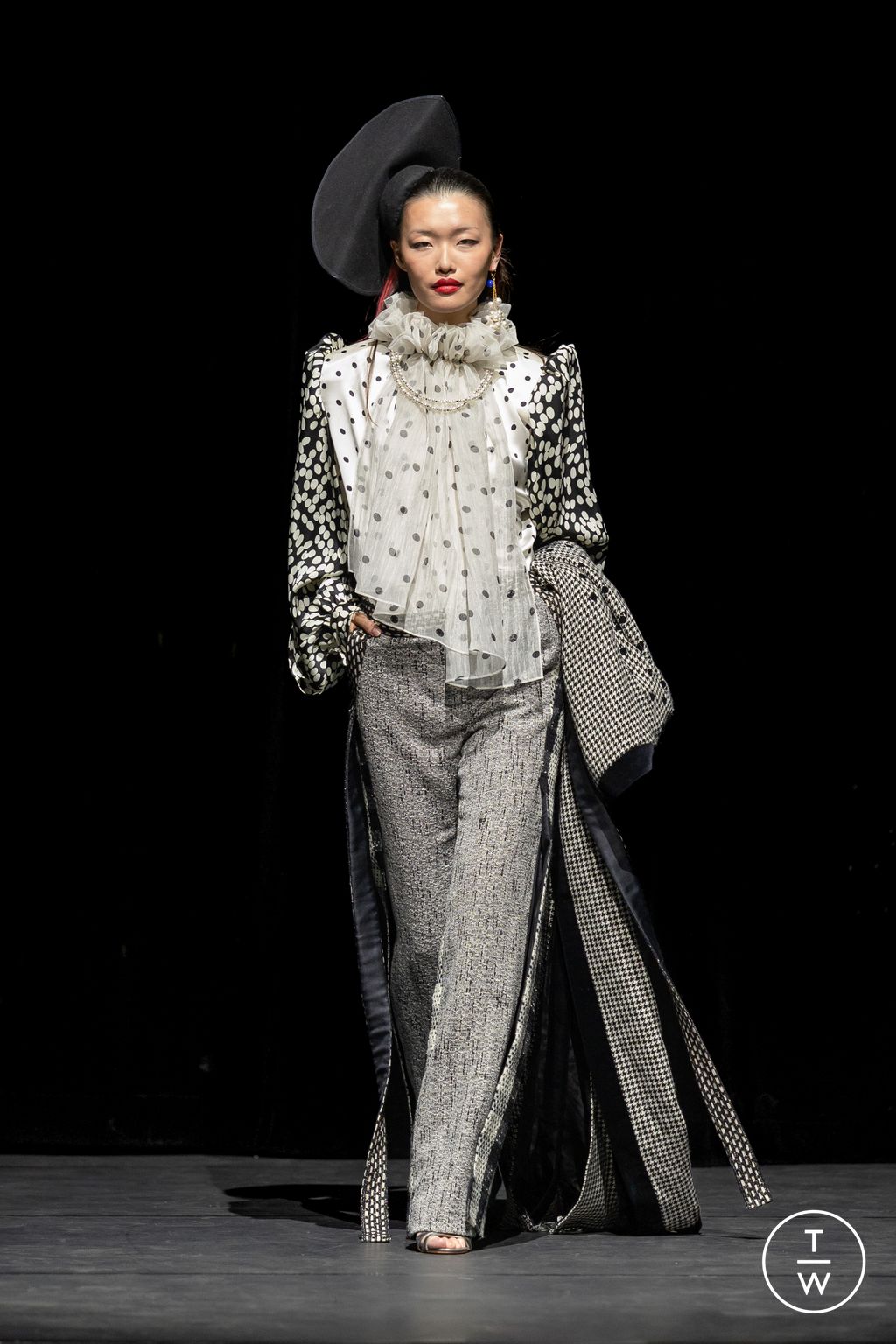 Fashion Week Paris Fall/Winter 2025 look 27 de la collection Ronald Van Der Kemp couture