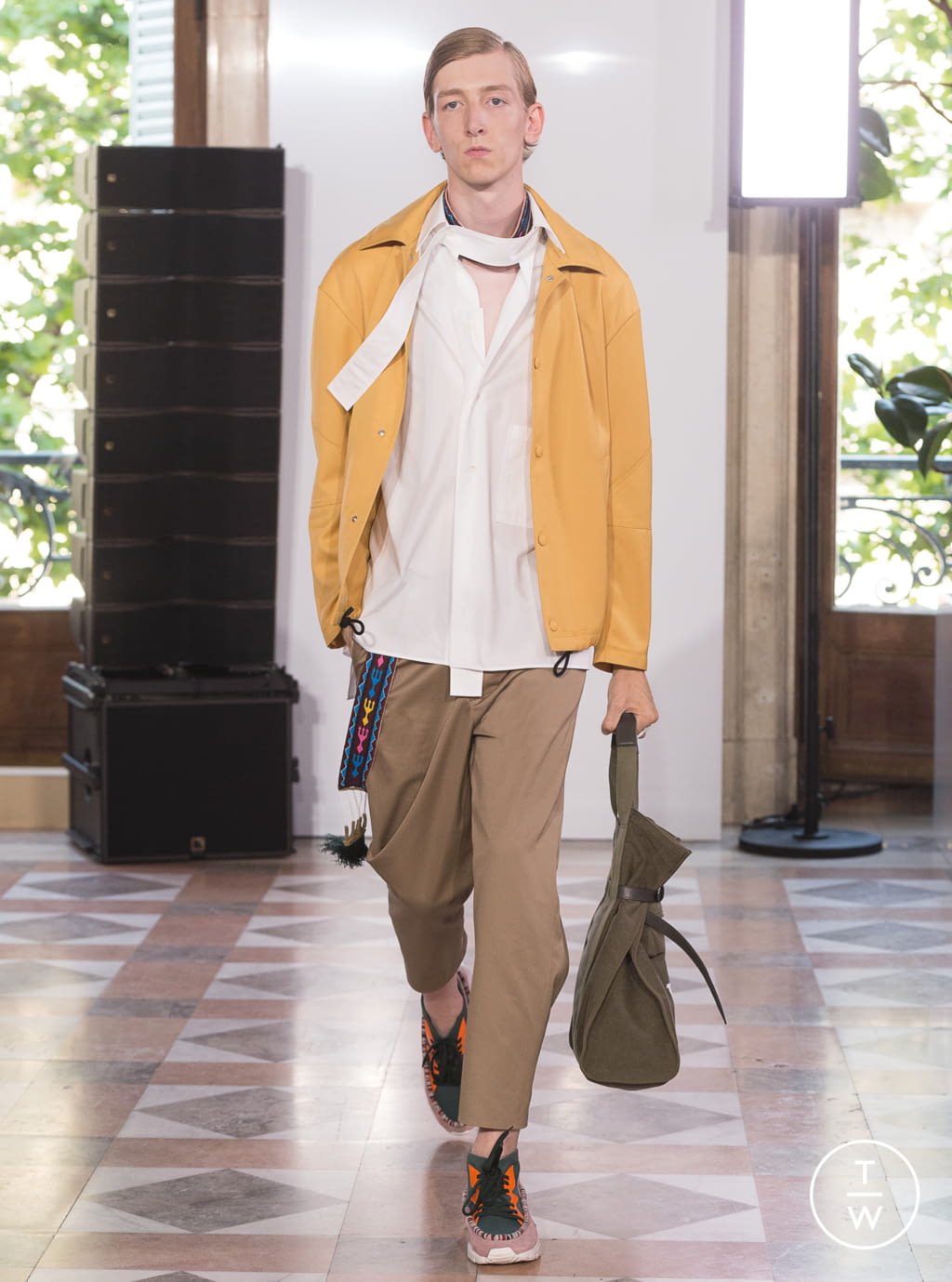 Fashion Week Paris Spring/Summer 2018 look 27 from the Valentino collection menswear