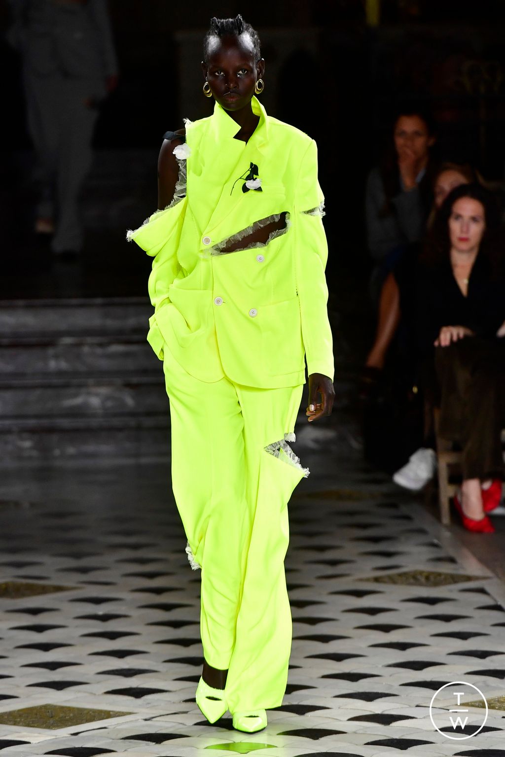 Fashion Week Paris Spring/Summer 2023 look 1 de la collection Undercover womenswear