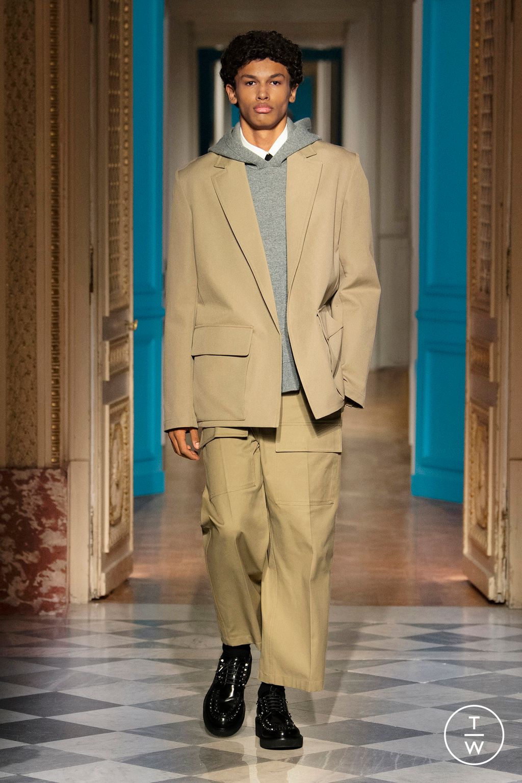 Fashion Week Paris Fall/Winter 2024 look 27 from the Valentino collection menswear