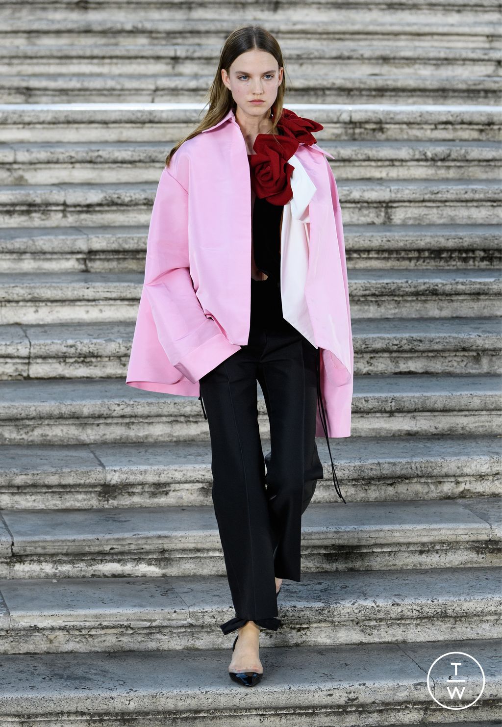 Fashion Week Paris Fall/Winter 2022 look 27 from the Valentino collection 高级定制