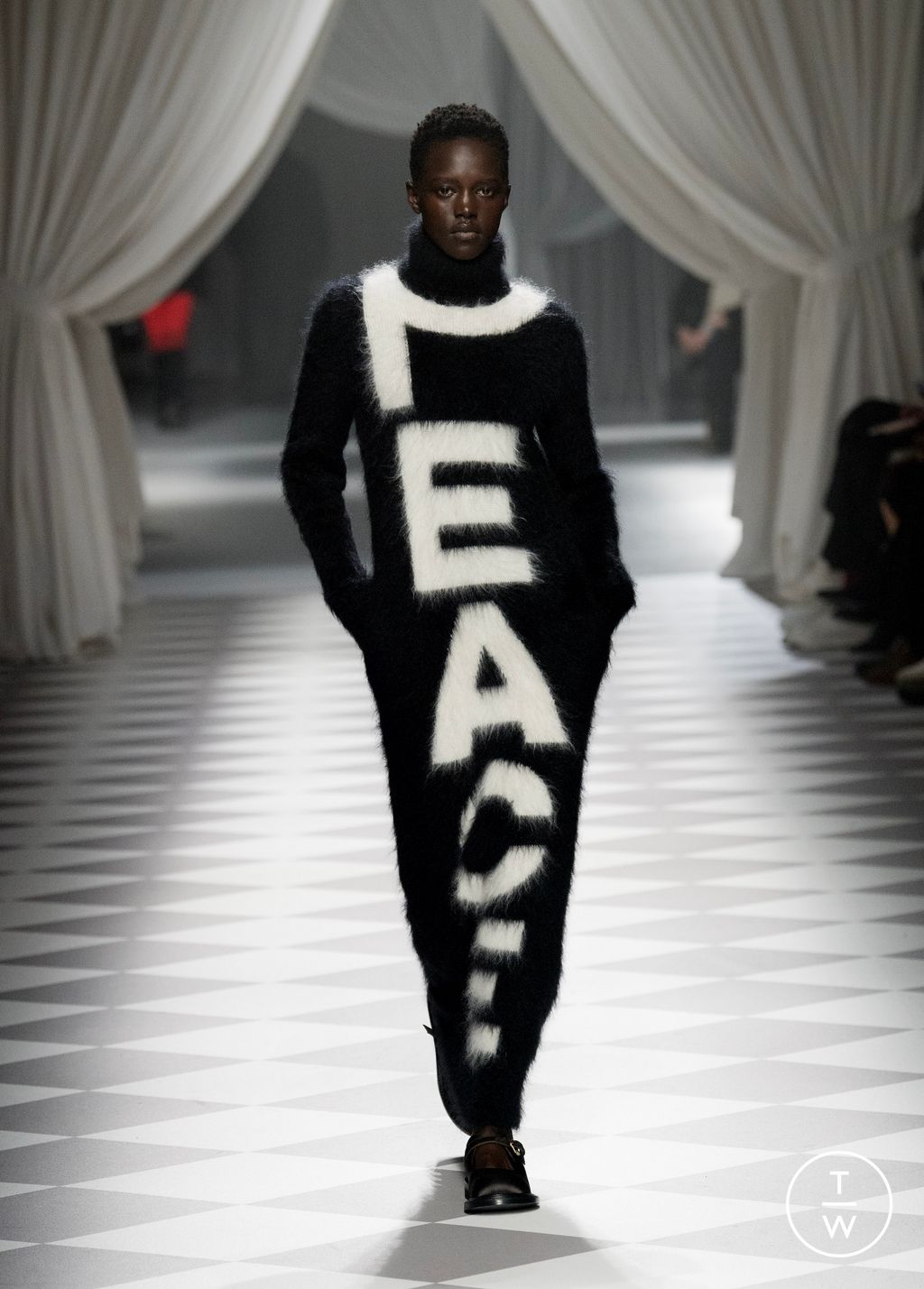 Fashion Week Milan Fall/Winter 2024 look 28 de la collection Moschino womenswear