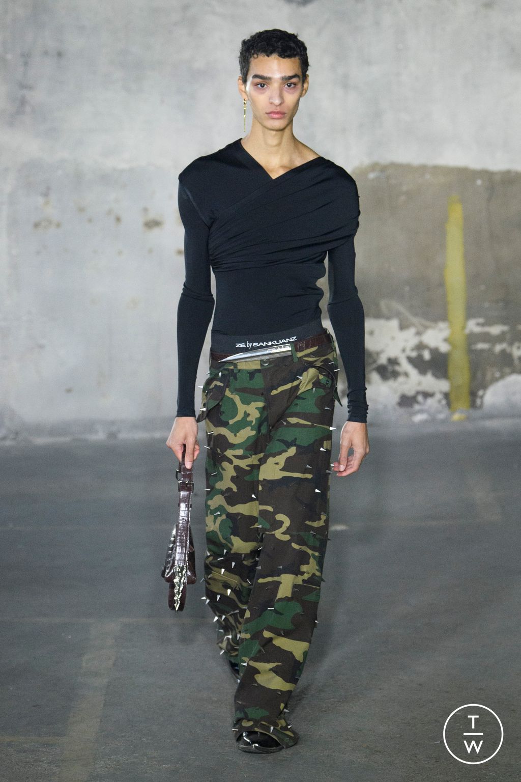 Fashion Week Paris Fall/Winter 2023 look 28 de la collection Sankuanz menswear