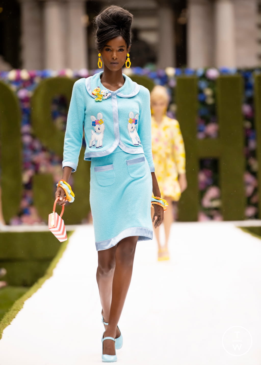 Fashion Week New York Spring/Summer 2022 look 28 de la collection Moschino womenswear