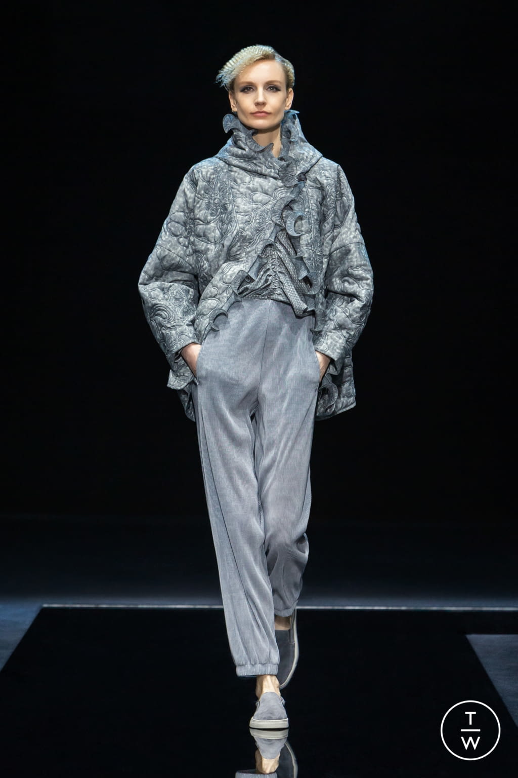 Fashion Week Milan Fall/Winter 2021 look 28 from the Giorgio Armani collection 女装