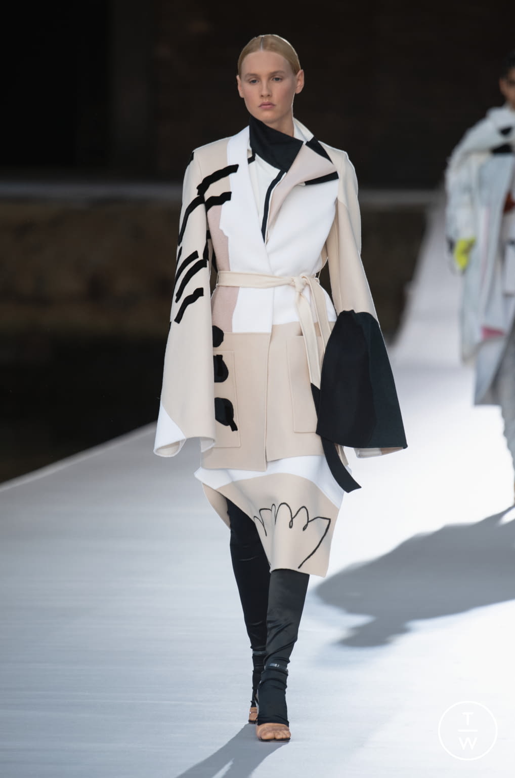 Fashion Week Paris Fall/Winter 2021 look 28 from the Valentino collection 高级定制