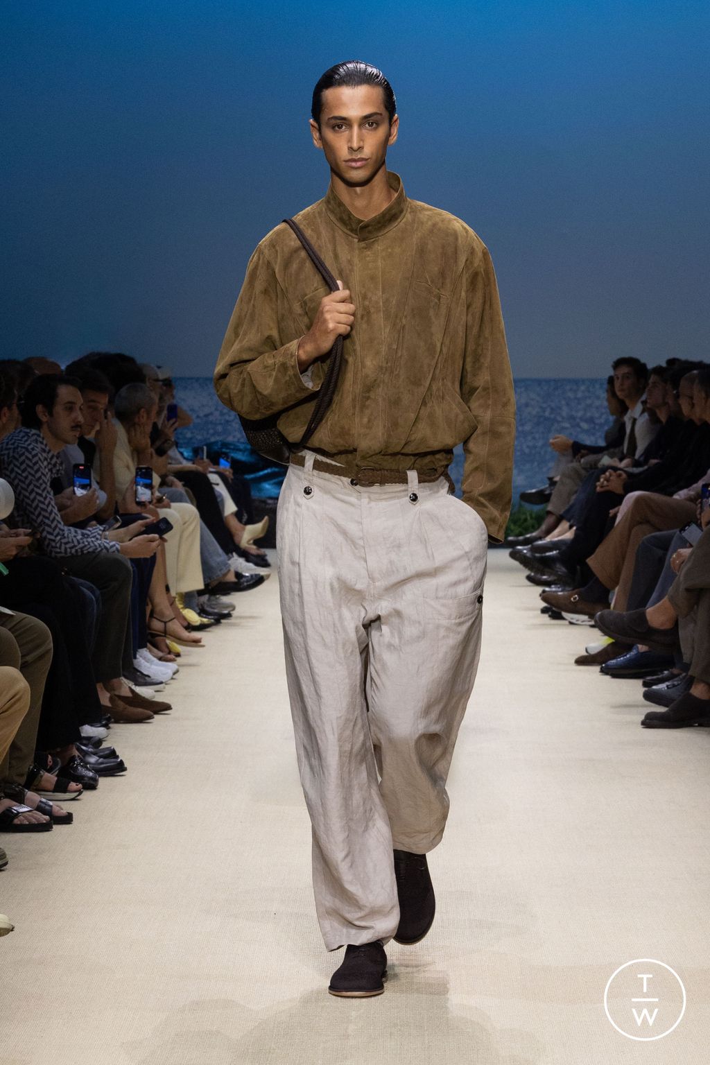 Fashion Week Milan Spring/Summer 2026 look 28 de la collection Giorgio Armani menswear