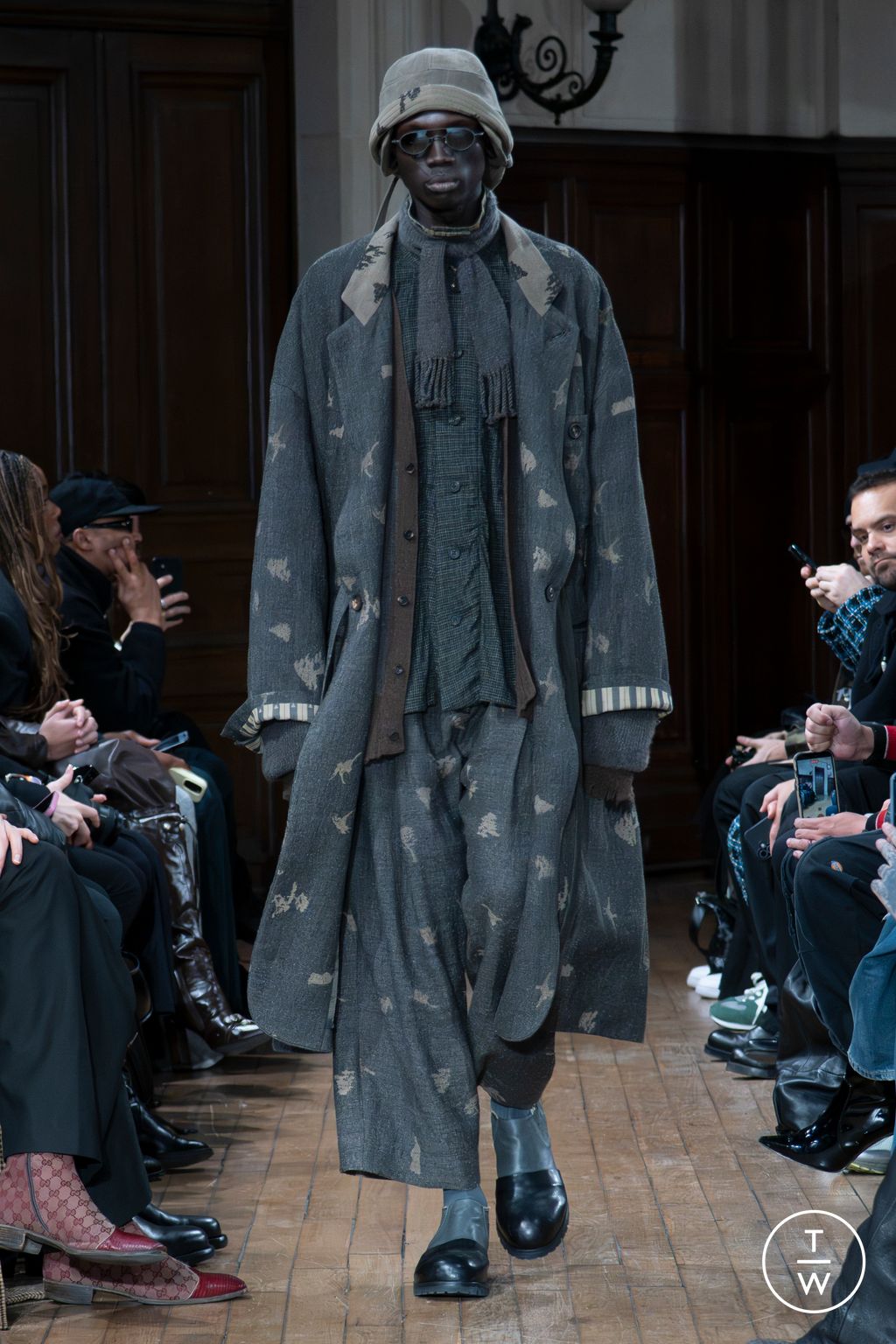 Fashion Week Paris Fall/Winter 2026 look 28 from the Ziggy Chen collection 男装