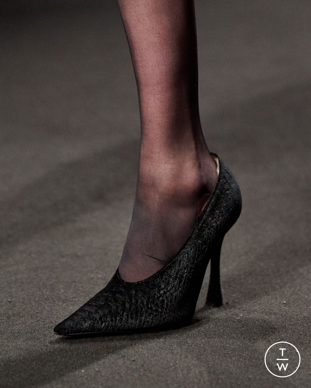 Fashion Week Milan Fall/Winter 2025 look 15 from the Roberto Cavalli collection 女装配饰