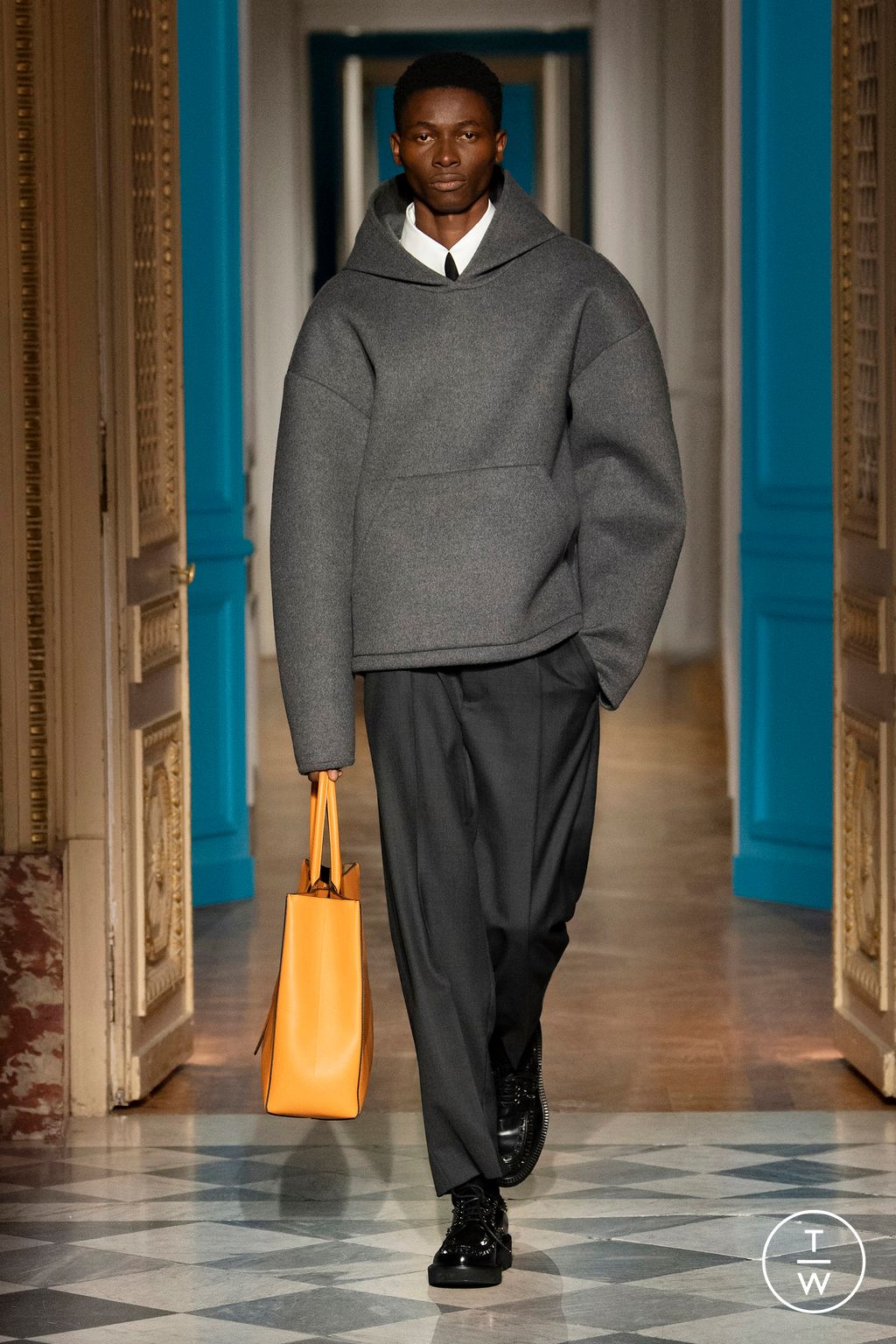 Fashion Week Paris Fall/Winter 2024 look 28 from the Valentino collection 男装