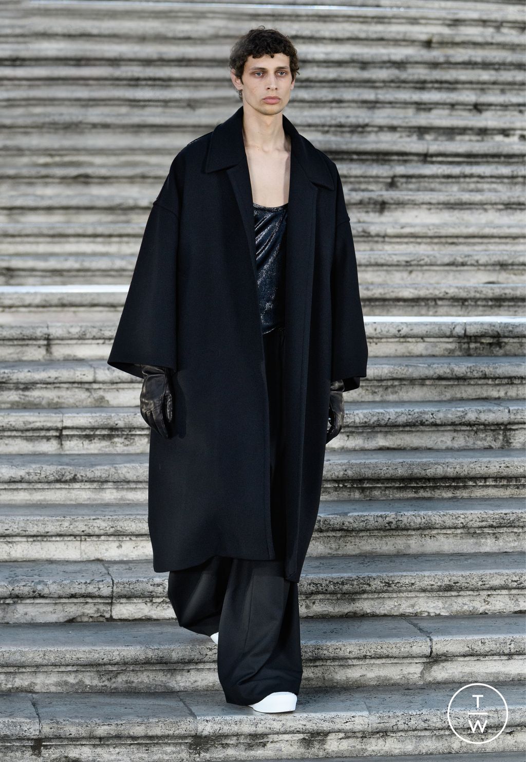 Fashion Week Paris Fall/Winter 2022 look 28 from the Valentino collection 高级定制
