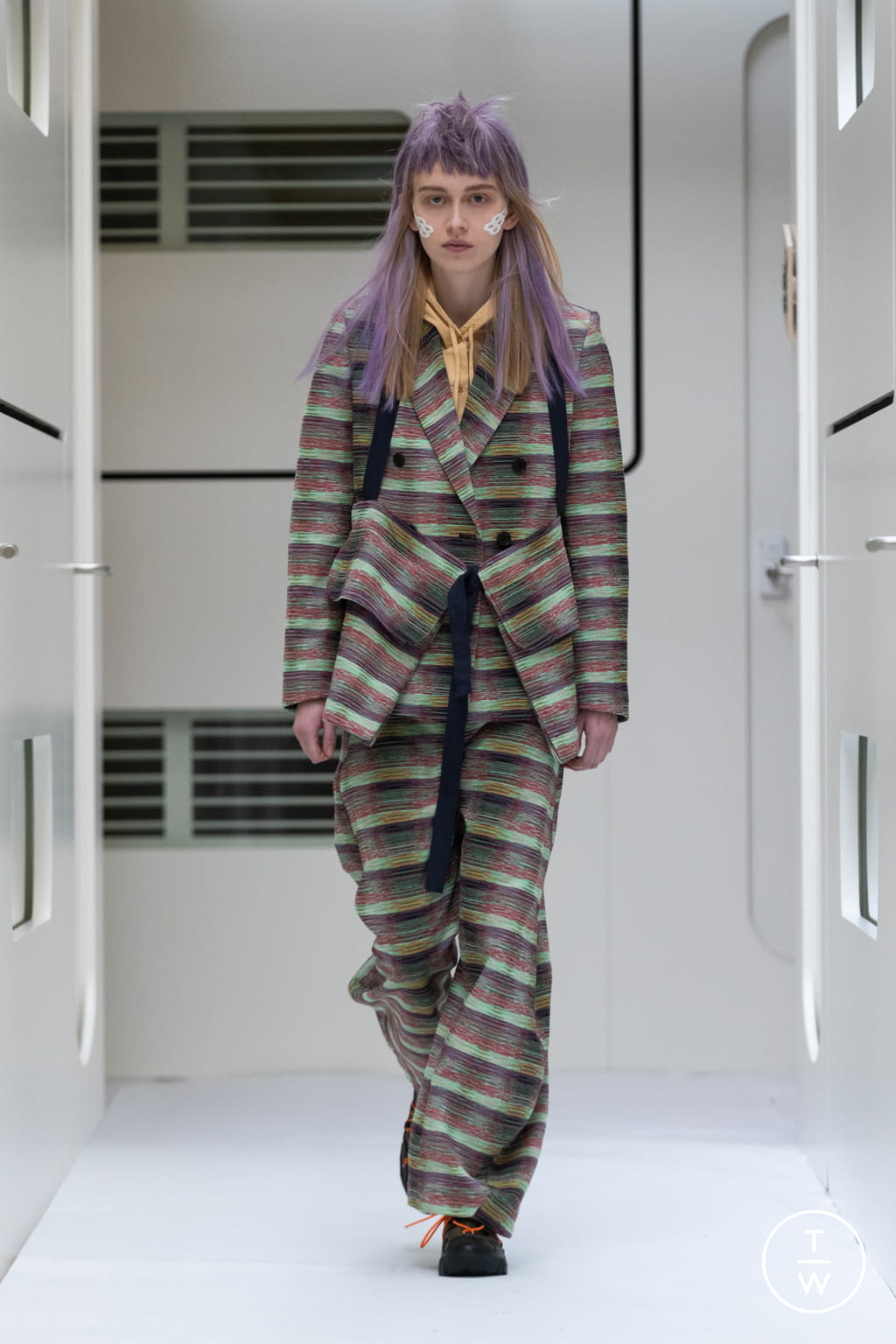 Fashion Week Paris Fall/Winter 2022 look 28 de la collection Henrik Vibskov menswear