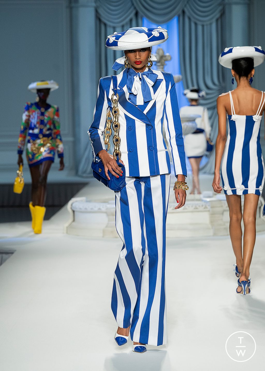 Fashion Week Milan Spring/Summer 2023 look 29 from the Moschino collection womenswear