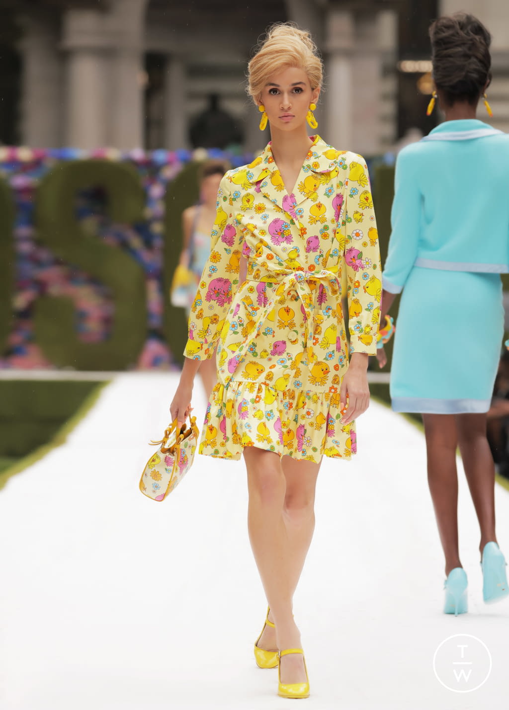 Fashion Week New York Spring/Summer 2022 look 29 de la collection Moschino womenswear