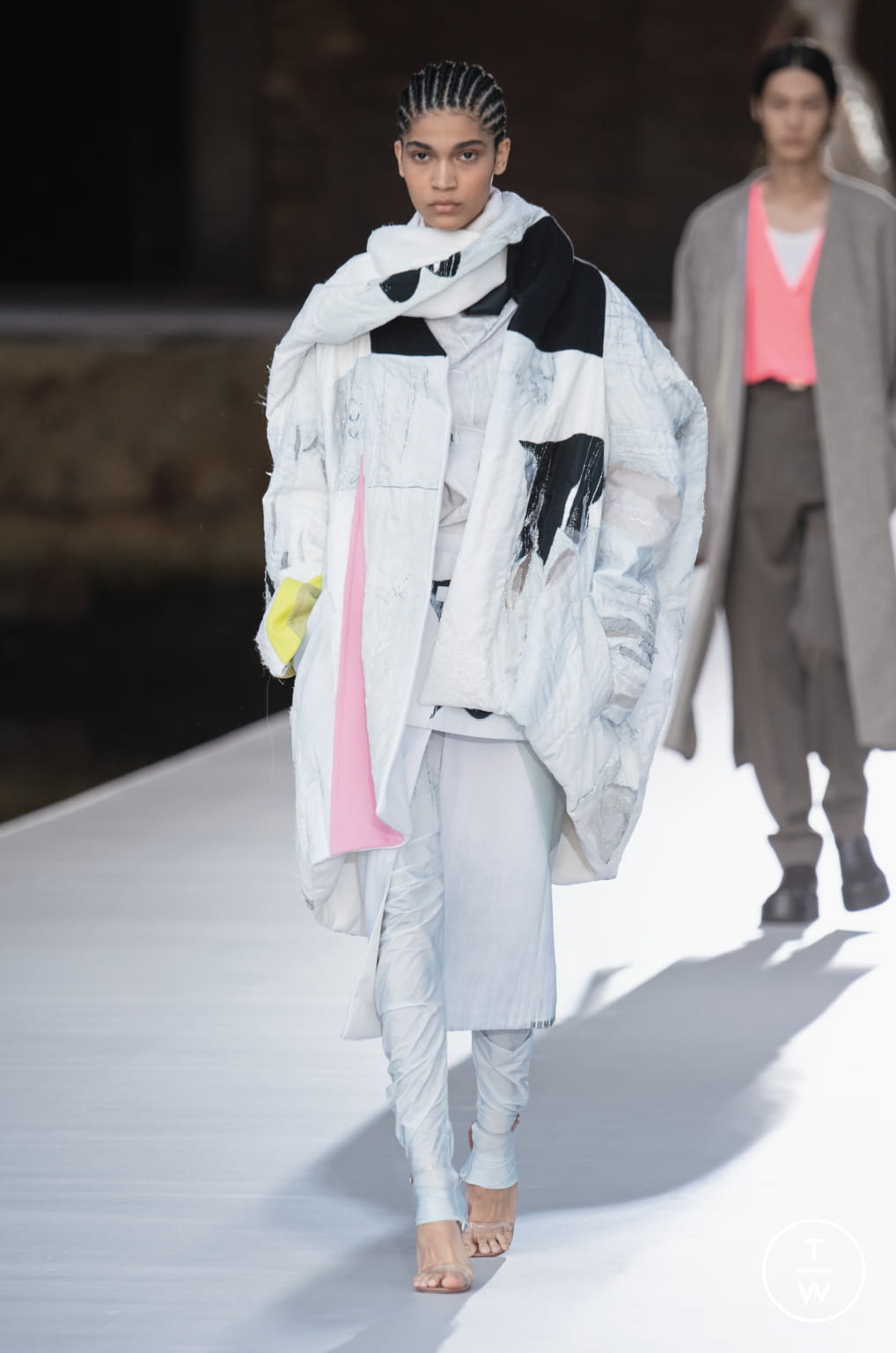 Fashion Week Paris Fall/Winter 2021 look 29 from the Valentino collection 高级定制