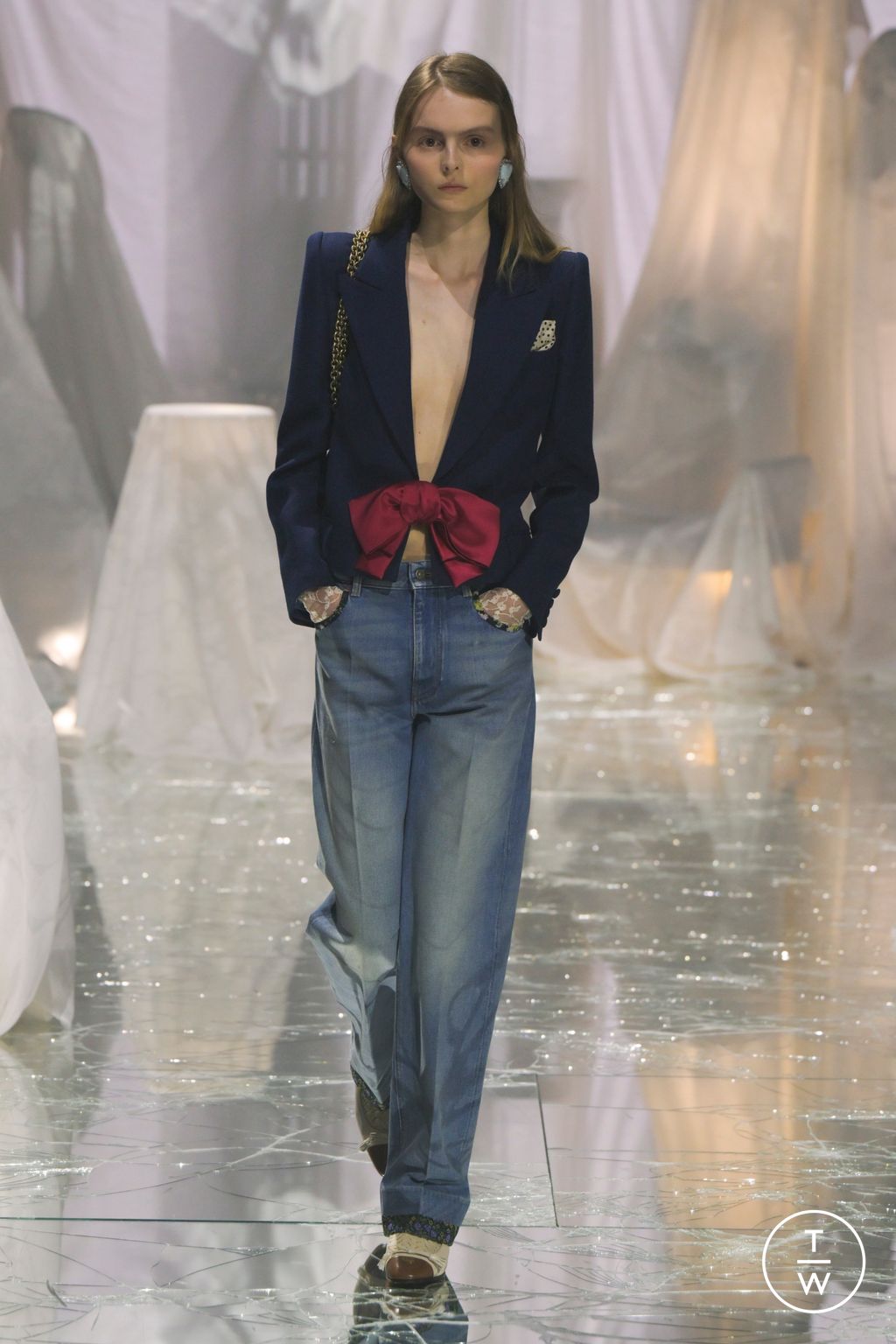 Fashion Week Paris Spring/Summer 2025 look 29 from the Valentino collection womenswear