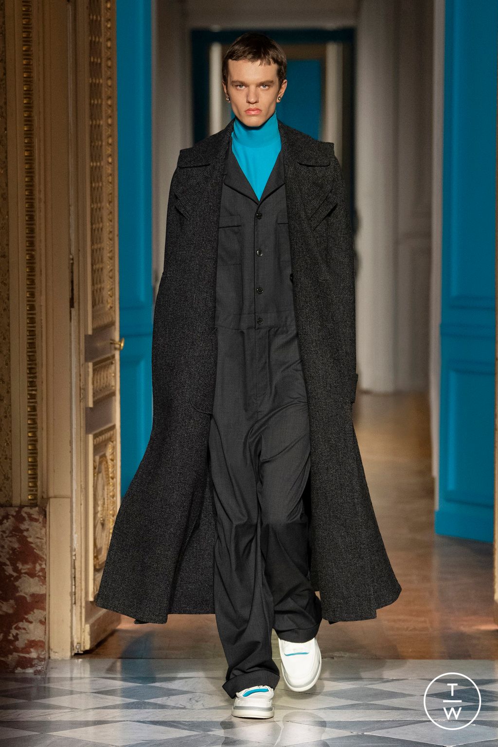 Fashion Week Paris Fall/Winter 2024 look 29 from the Valentino collection 男装