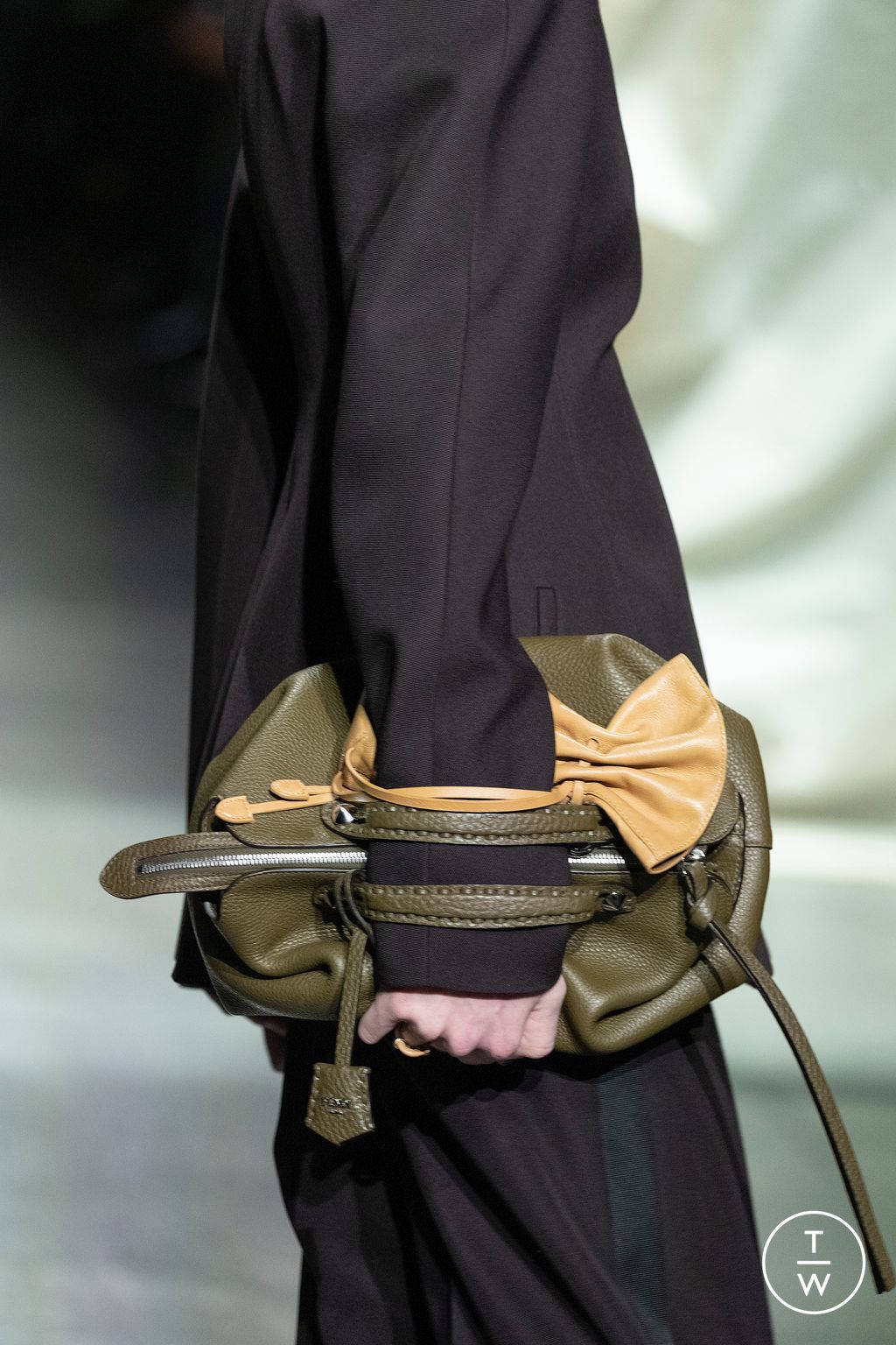 Fashion Week Milan Fall/Winter 2024 look 2 de la collection Fendi womenswear accessories