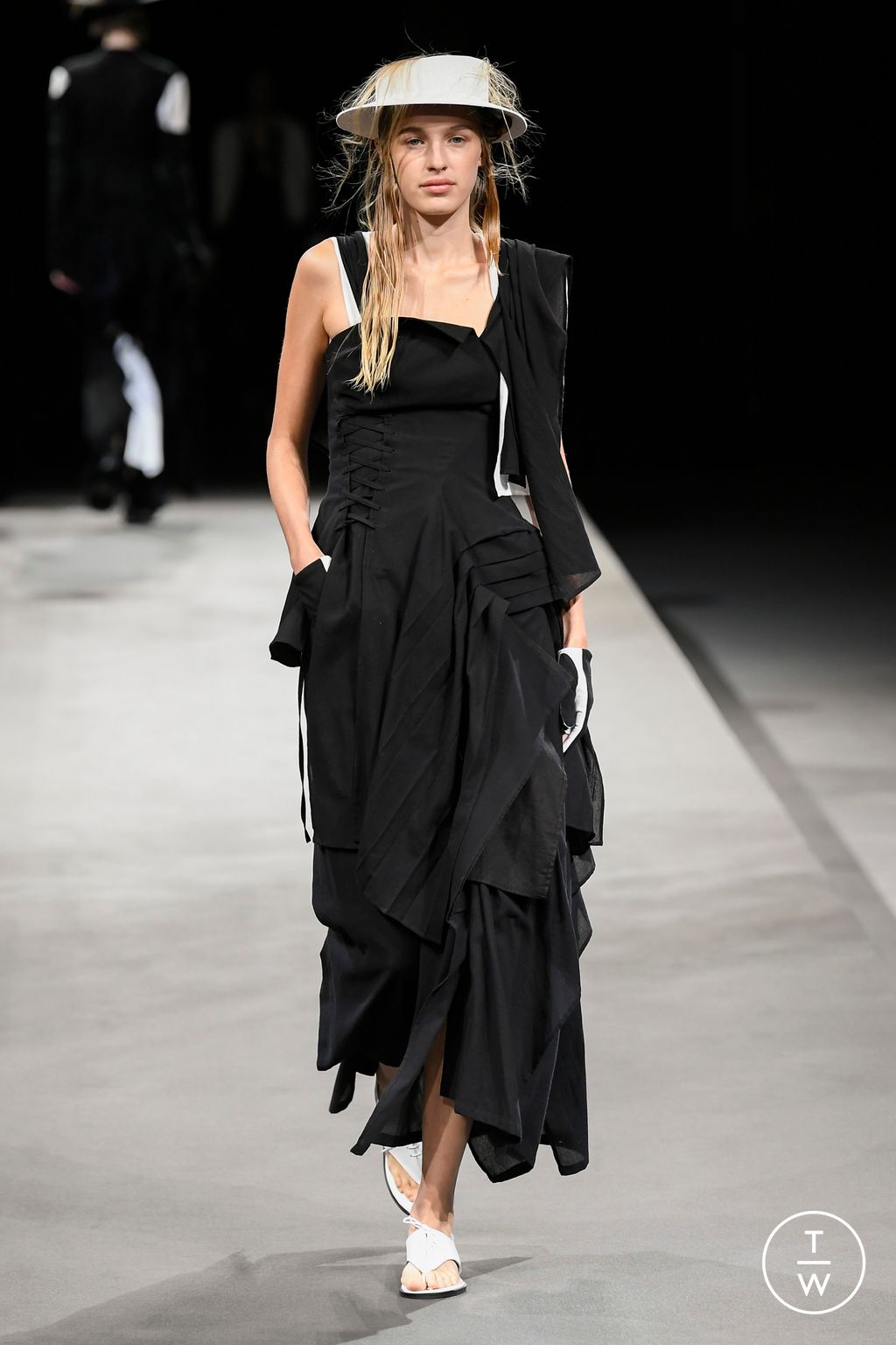Fashion Week Paris Spring/Summer 2023 look 12 from the Yohji Yamamoto collection womenswear