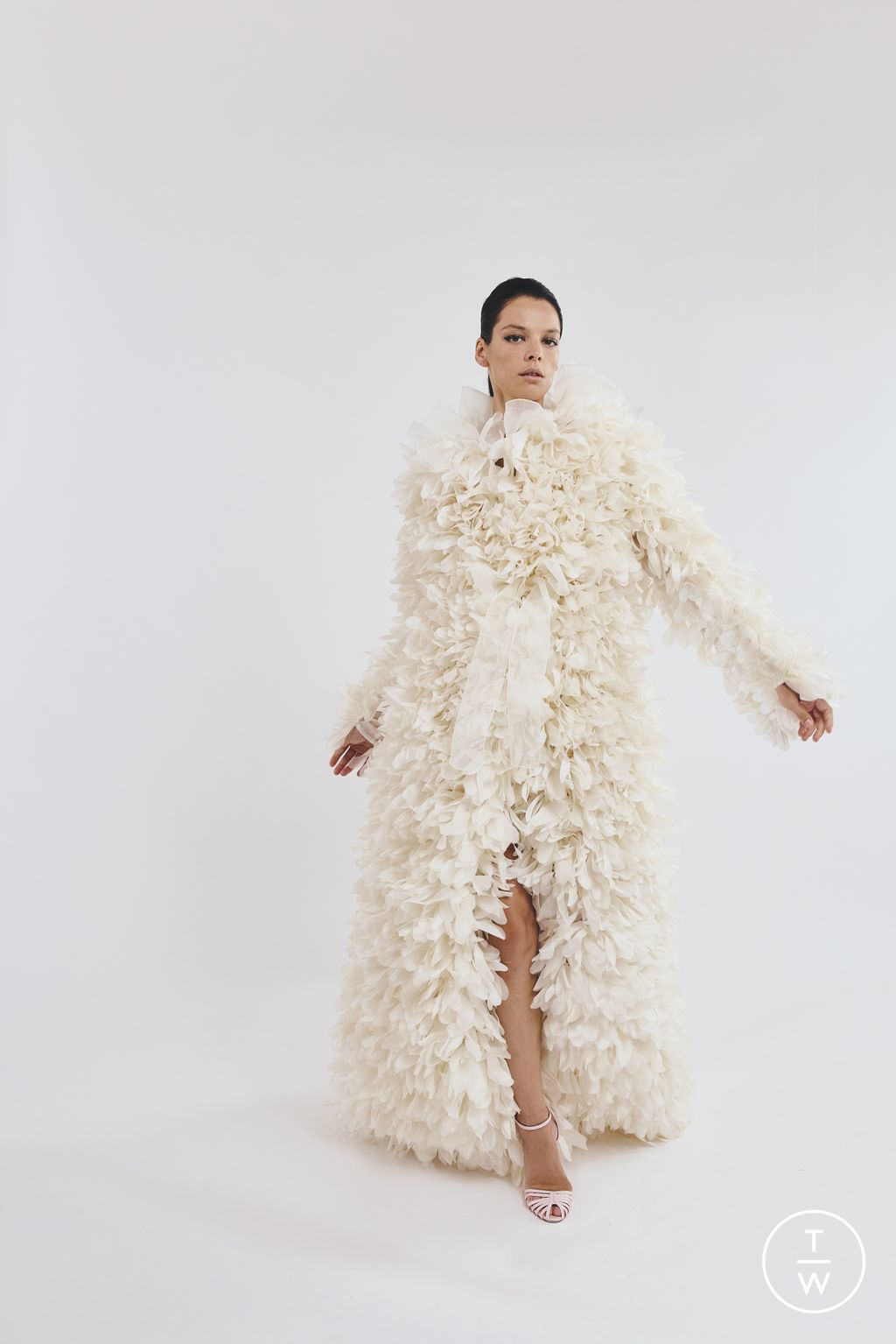Fashion Week Paris Fall/Winter 2025 look 2 from the Giambattista Valli collection couture