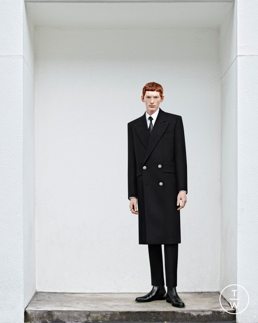 Fashion Week Paris Resort 2024 look 3 from the Alexander McQueen collection 男装