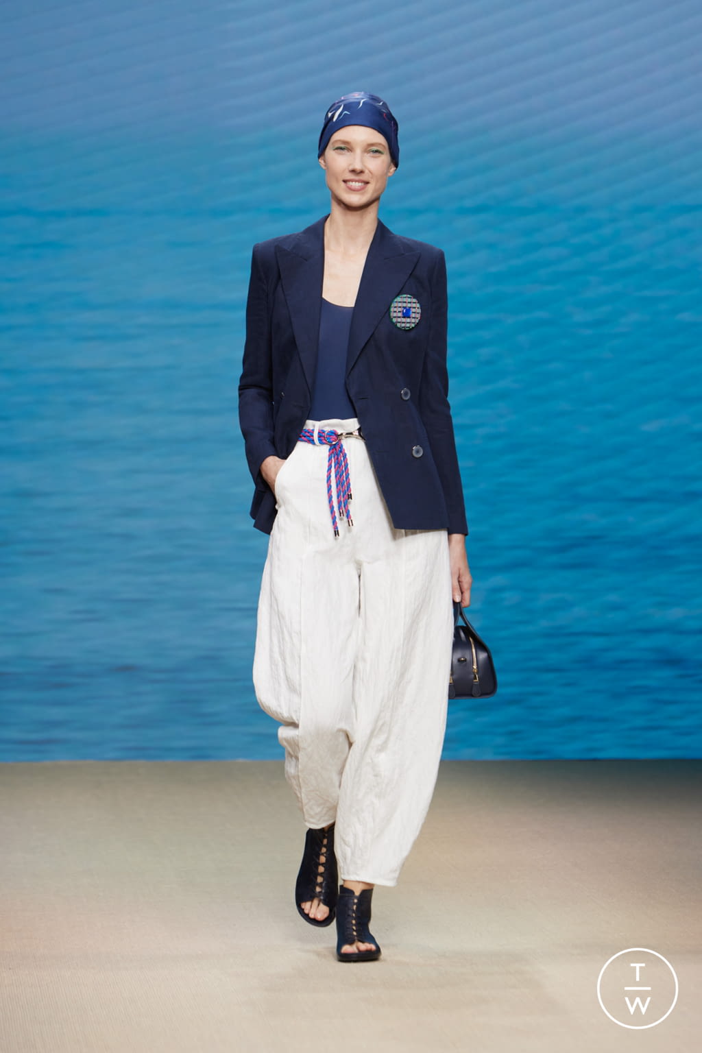 Fashion Week Milan Spring/Summer 2022 look 3 from the Giorgio Armani collection womenswear