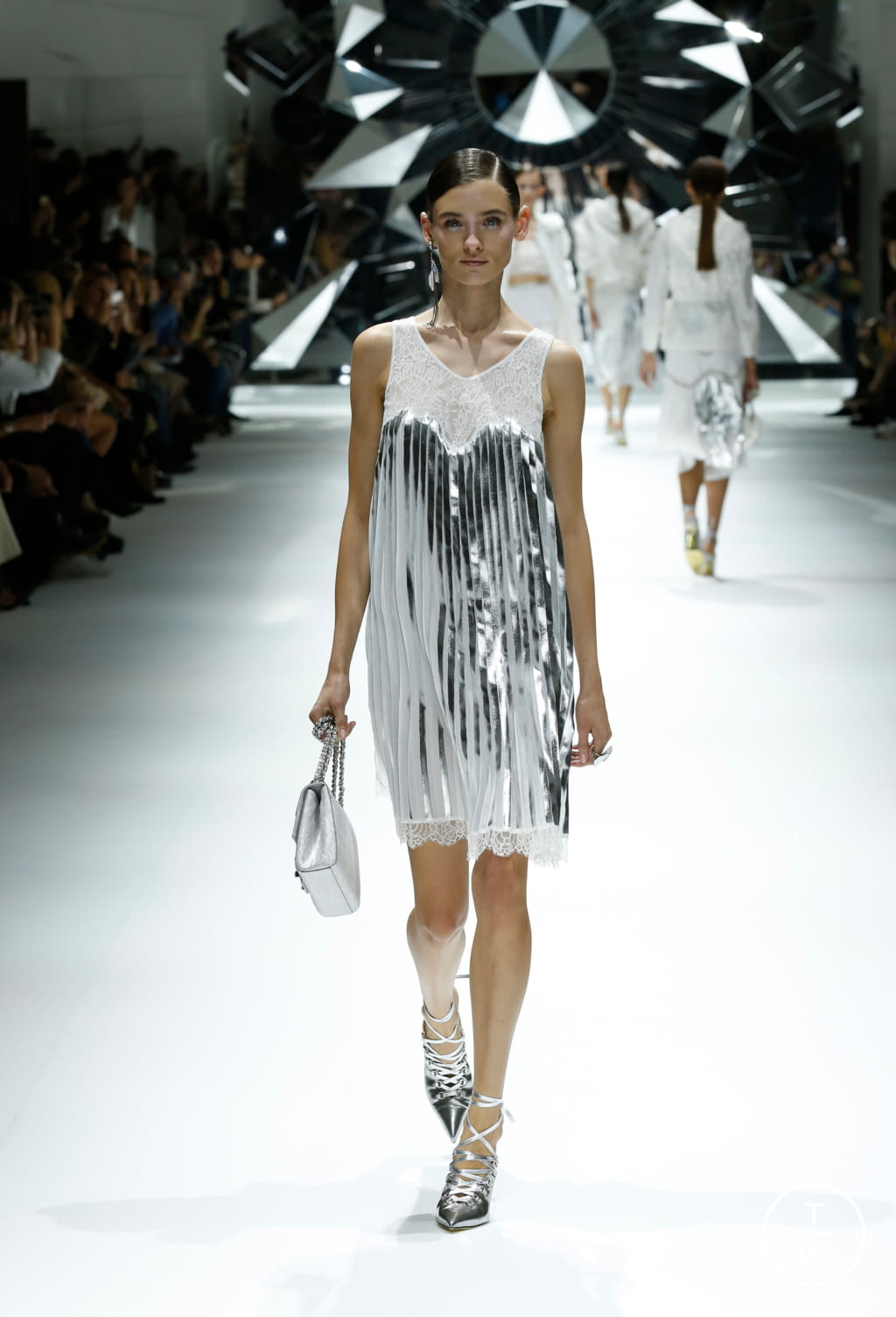 Fashion Week Paris Spring/Summer 2017 look 3 from the Shiatzy Chen collection womenswear