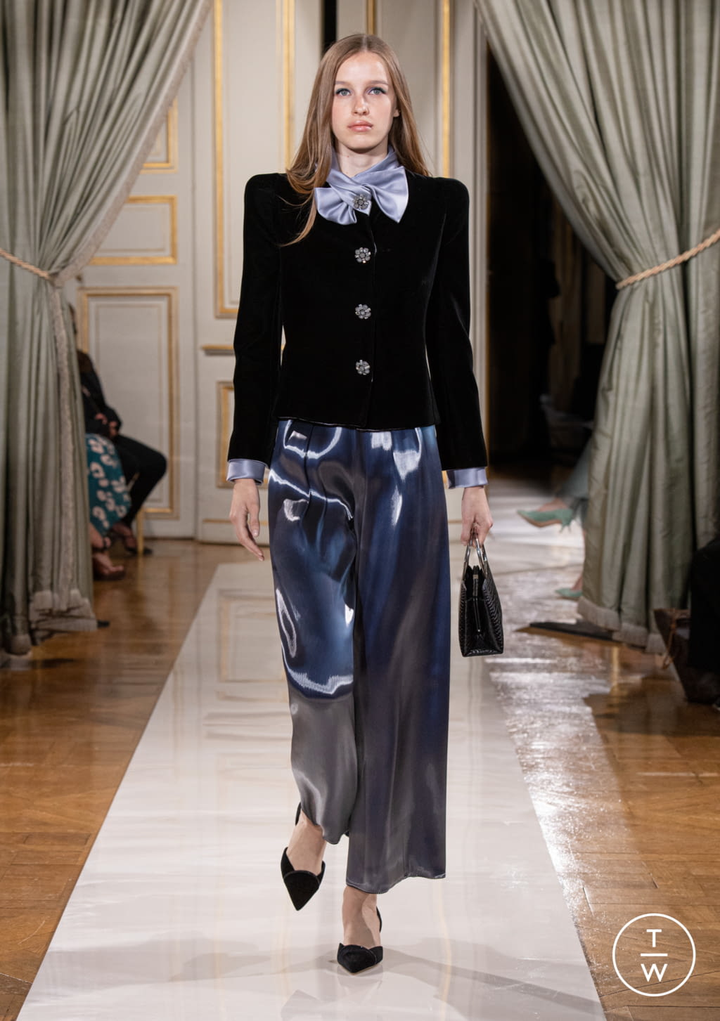 Fashion Week Paris Fall/Winter 2021 look 3 from the Giorgio Armani Privé collection couture
