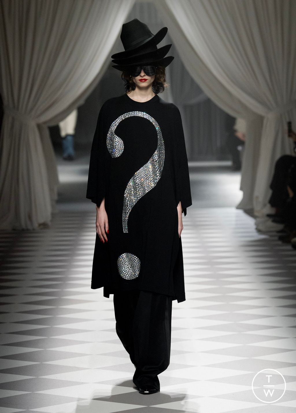 Fashion Week Milan Fall/Winter 2024 look 30 de la collection Moschino womenswear
