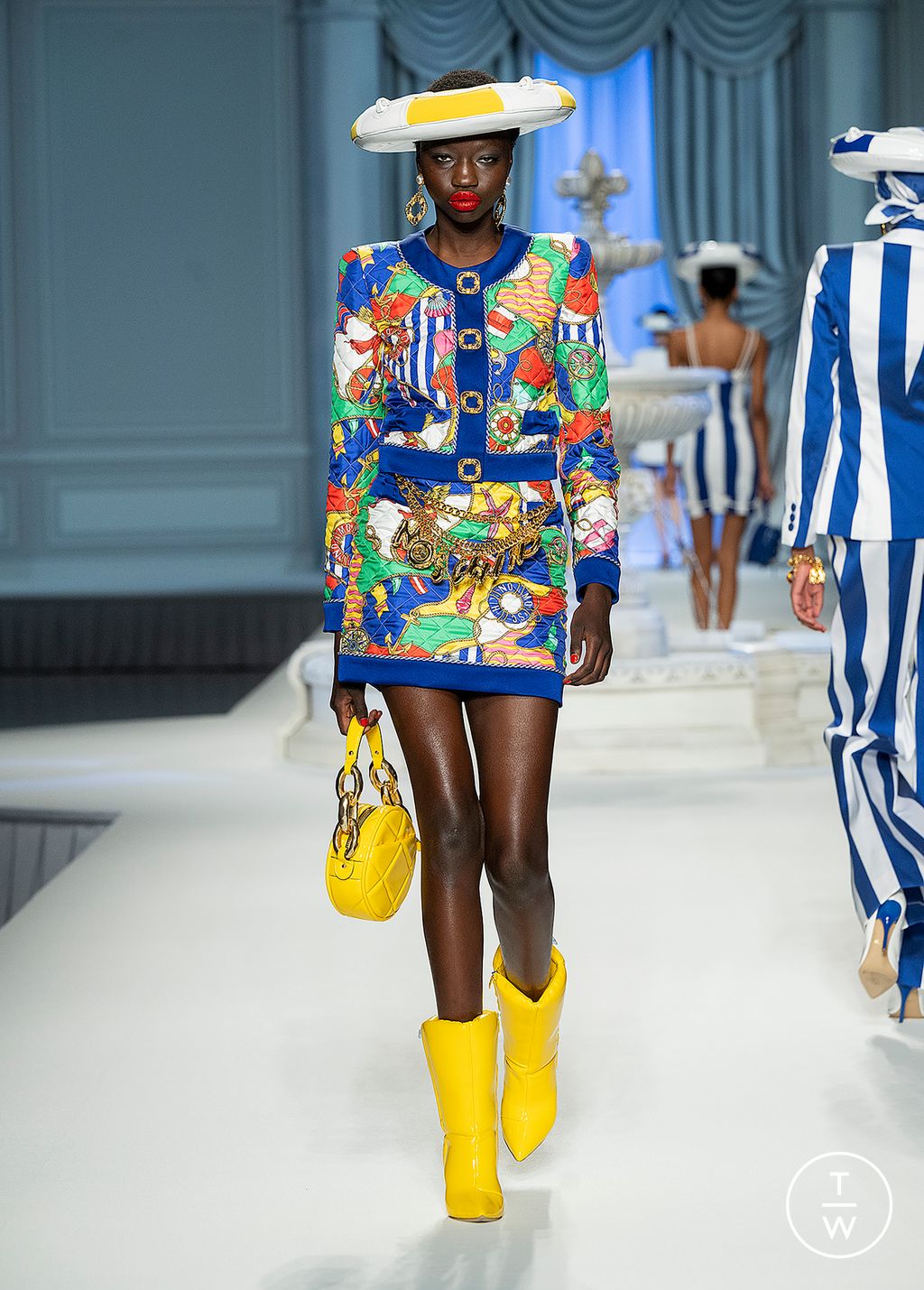 Fashion Week Milan Spring/Summer 2023 look 30 de la collection Moschino womenswear