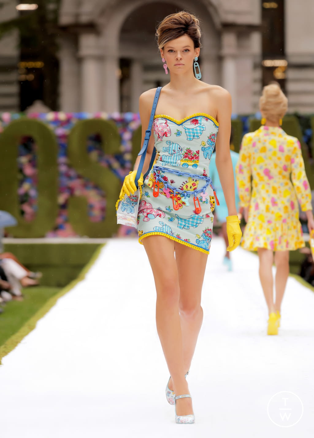 Fashion Week New York Spring/Summer 2022 look 30 from the Moschino collection womenswear