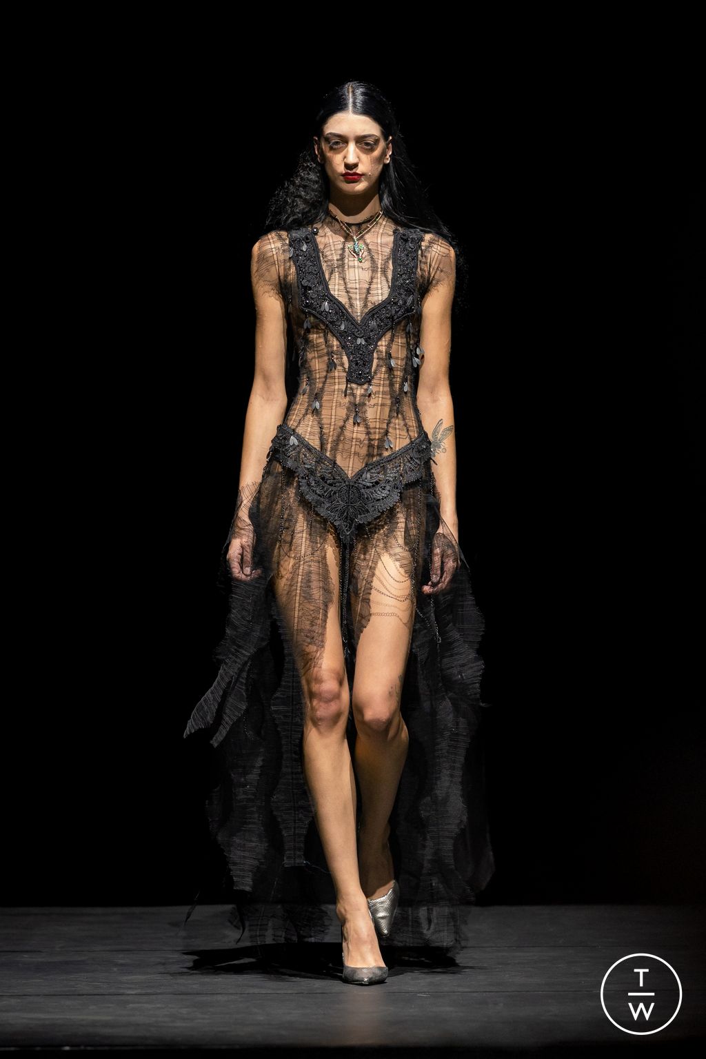 Fashion Week Paris Fall/Winter 2025 look 30 de la collection Ronald Van Der Kemp couture