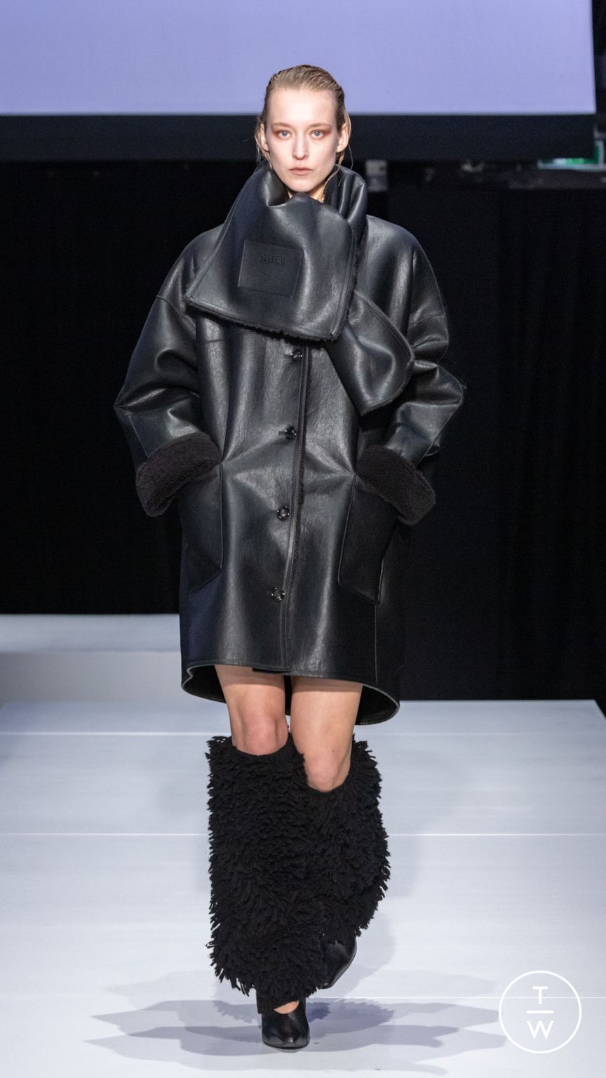 Fashion Week Paris Fall/Winter 2024 look 30 from the System Studios collection 男装
