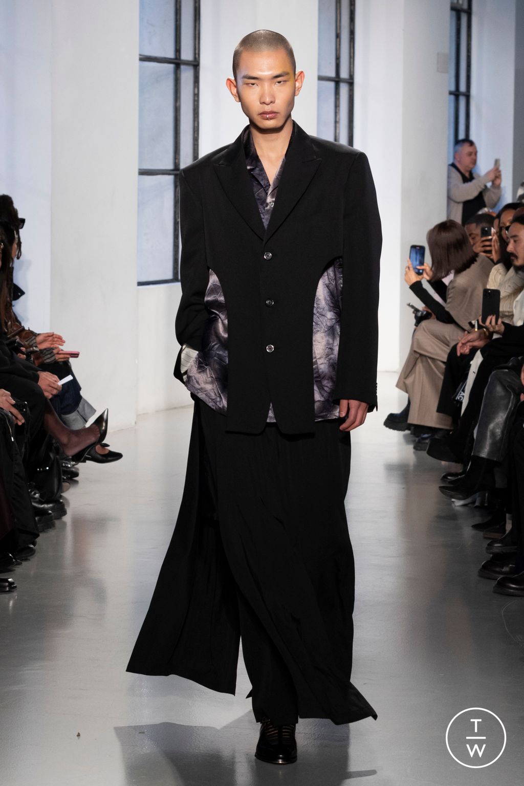 Fashion Week Paris Spring/Summer 2025 look 30 from the Ujoh collection 女装
