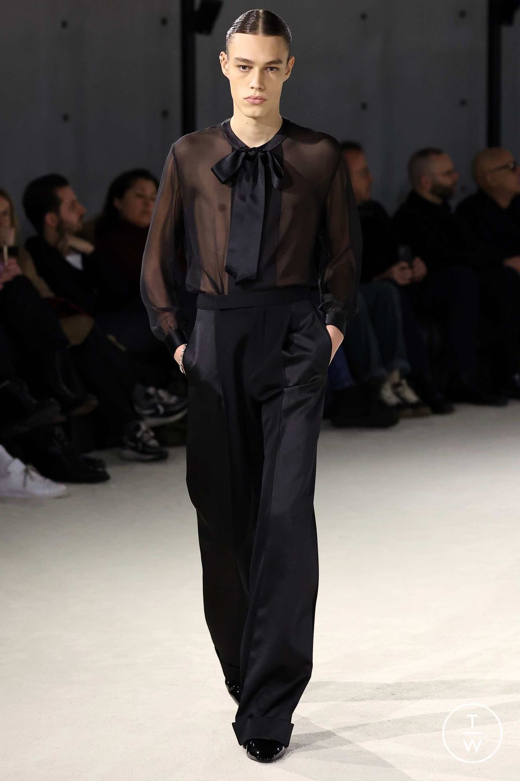 Fashion Week Paris Fall/Winter 2023 look 44 from the Saint Laurent collection 男装