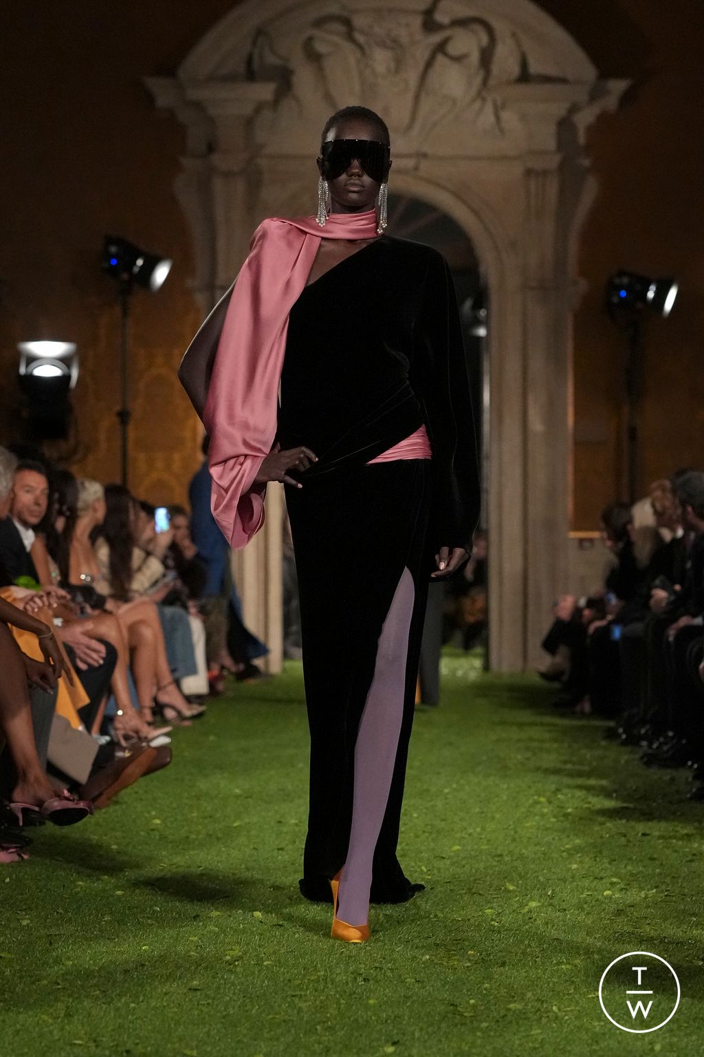 Fashion Week Paris Fall/Winter 2026 look 30 from the Valentino collection 女装