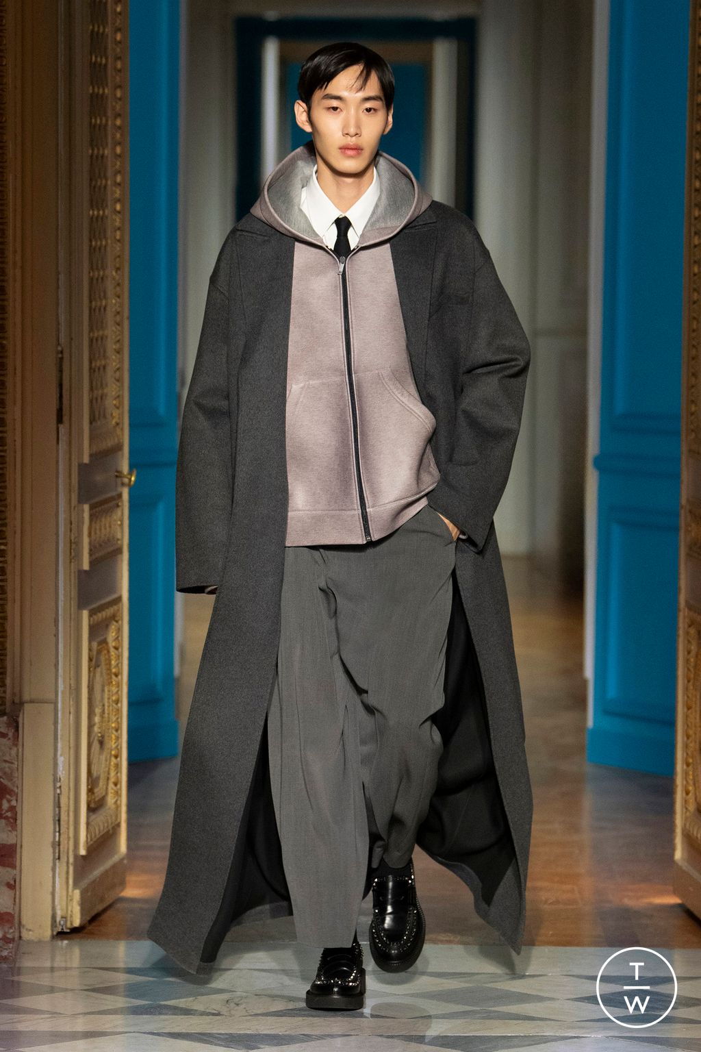 Fashion Week Paris Fall/Winter 2024 look 30 de la collection Valentino menswear