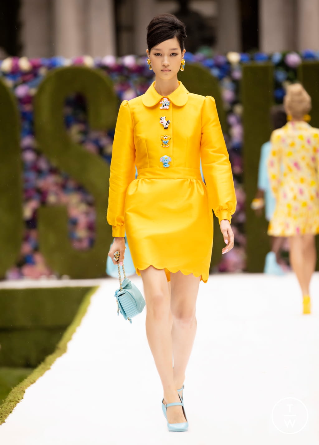 Fashion Week New York Spring/Summer 2022 look 31 de la collection Moschino womenswear