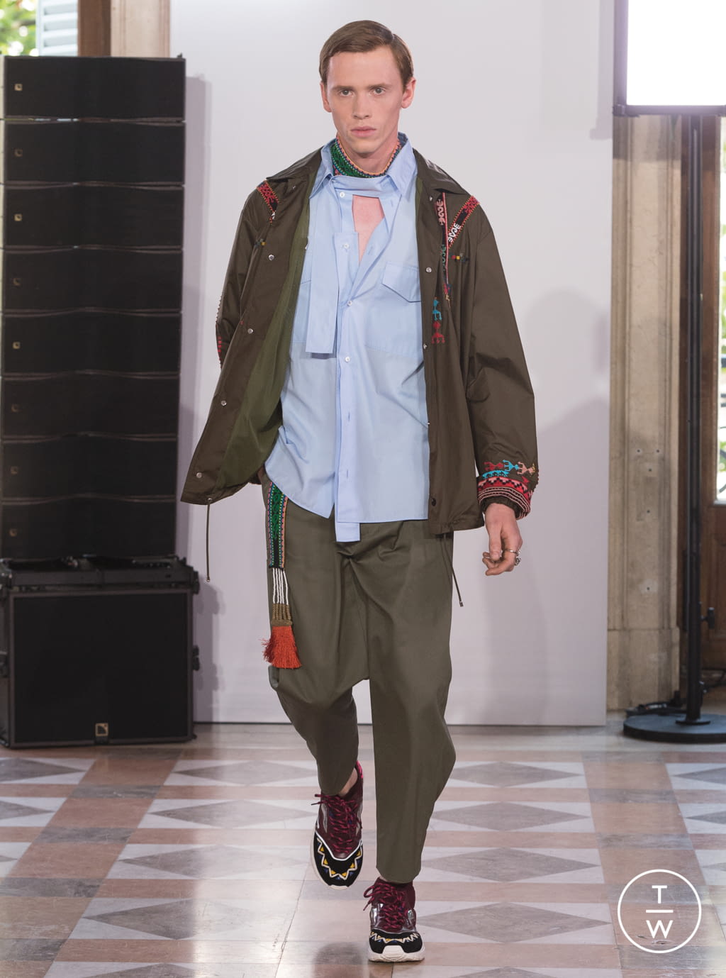 Fashion Week Paris Spring/Summer 2018 look 31 from the Valentino collection 男装