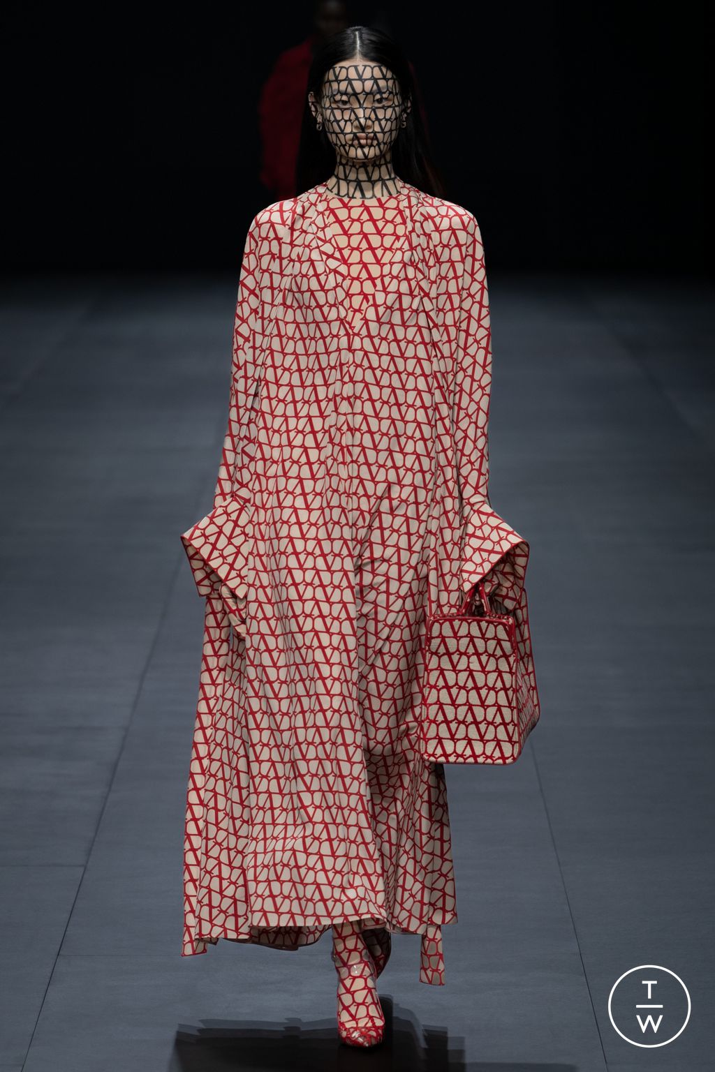 Fashion Week Paris Spring/Summer 2023 look 31 from the Valentino collection womenswear