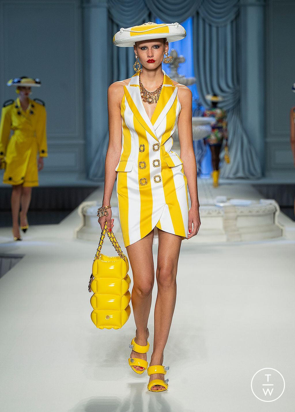 Fashion Week Milan Spring/Summer 2023 look 32 de la collection Moschino womenswear