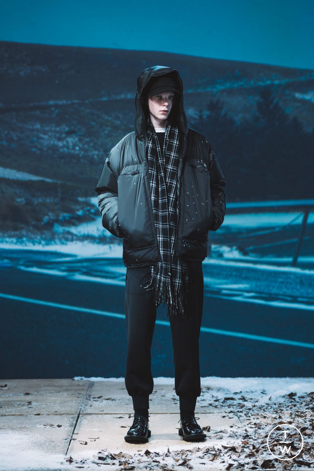 Fashion Week Paris Fall/Winter 2024 look 32 from the Undercover collection menswear