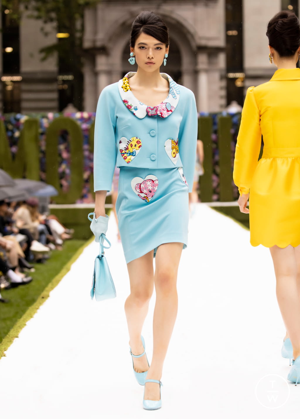 Fashion Week New York Spring/Summer 2022 look 32 de la collection Moschino womenswear