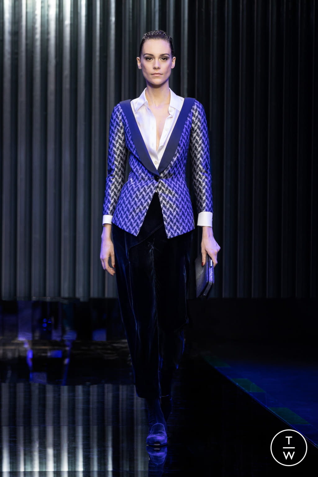 Fashion Week Milan Fall/Winter 2022 look 32 from the Giorgio Armani collection womenswear
