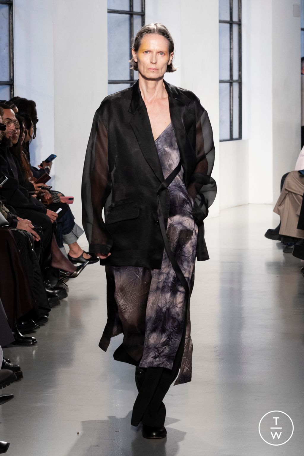 Fashion Week Paris Spring/Summer 2025 look 32 from the Ujoh collection 女装