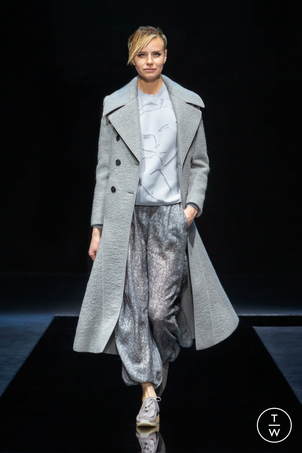 Fashion Week Milan Fall/Winter 2021 look 32 de la collection Giorgio Armani womenswear